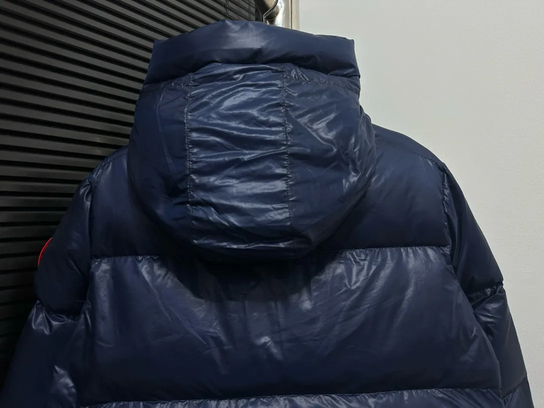 P780 [𝘾𝘼𝙉𝘼𝘿𝘼 𝙂𝙊𝙊𝙎𝙀] Canada Goose's limited new Crofton puff down jacket, top version, ceiling level Crofton soft loaf, 2024 latest style, cold protection effect up to level 4, using recycled Feather-Light tear-resistant fabric, ultra-light, no weight on the upper body at all! The unique black label highlights your temperament‼ ️ Canada Goose, a Canadian brand, has always been recognized as the warmest down jacket. Various Instagram celebrities, Internet celebrities, and celebrities often wear it for street photos. I make Canada Goose every year, but I still can't get rid of my love for it. No matter how cold the days are, there is no need to be afraid, because there is! Filled with 90% white duck down, it is the legendary warmest down jacket and is known as a must-have for Arctic outdoor sports! The most popular down jacket in the world, celebrities are rushing to buy it, it is a must-have!  Size: S~XXL